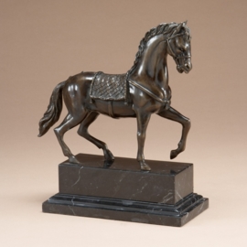 Paard in piaffe draf bronzen beeld