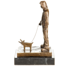 Bronzen beeld de hondenuitlater naar Banksy