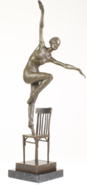 Bronzen danseres op stoel beeld