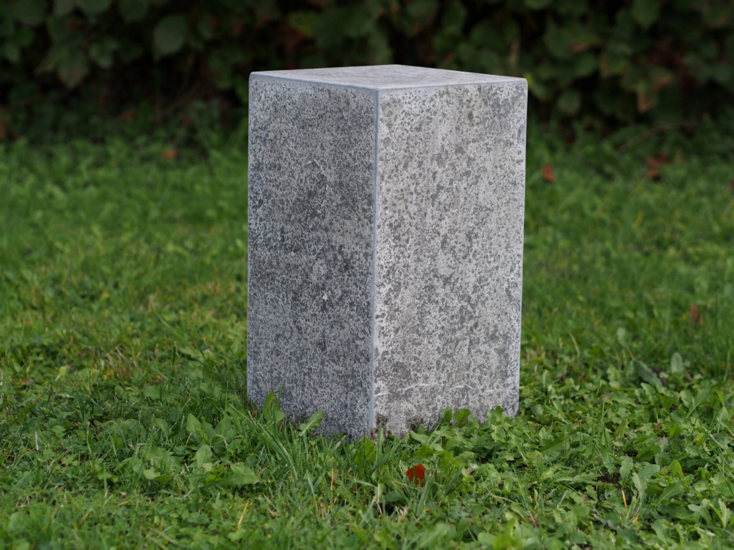 Hardstenen zuil of sokkel