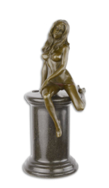 Naakte vrouw op zuil brons beeld