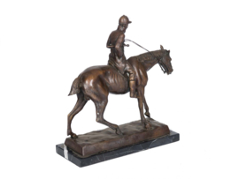 Jockey brons beeld met renpaard