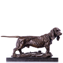 Basset hond staand brons beeld