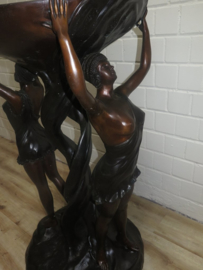 Bronzen fontein met twee vrouwen