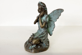 Biddend bronzen elfjebeeld