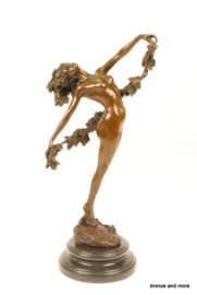 Bronzen beeld vrouw met druivenrank