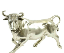 Stier in zilver bronzen kleur beeld