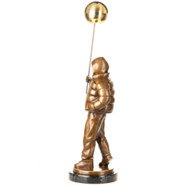 Bronzenbeeld Golden Balloon Boy naar Banksy