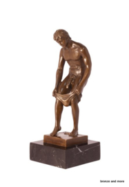 Man die broek uitrekt brons beeld
