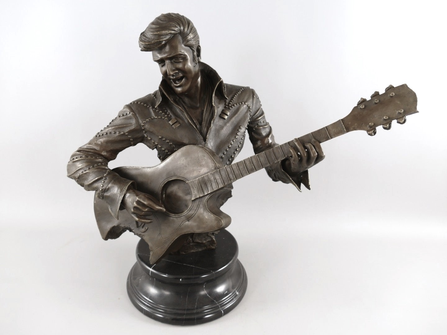 Groot Elvis Presley bronzenbeeld