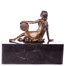 Bronzen vrouw met tamboerijn beeld