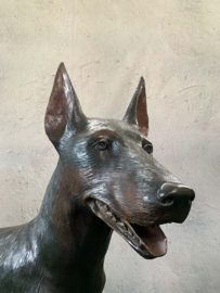 Dobermannhond bronzenbeeld