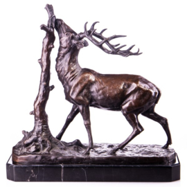 Bronzen beeld van een hert