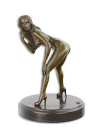 Vrouw op naaldhakken brons beeld