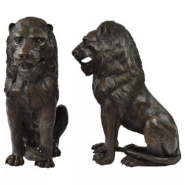Twee grote zittende bronzen leeuwen