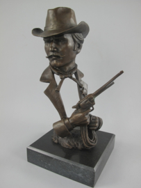 Bronzen sheriff beeld met pistool