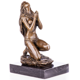 Biddend indiaan meisje bronzen beeld