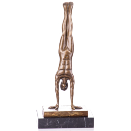 Gymnast man brons beeld in handstand