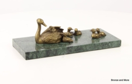 Bronzen zwanenmoeder met kuikens
