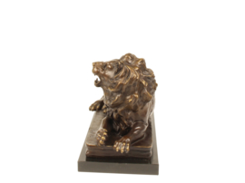 Twee bronzen leeuwen beelden