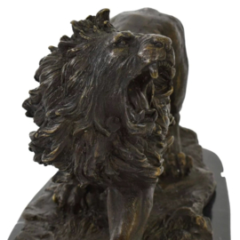 Bronzen brullende leeuw