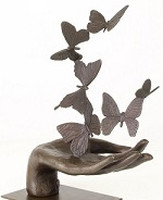 Zes vlinders in een hand brons beeld