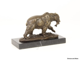 Grizzly beer met zalm bronzen beeld