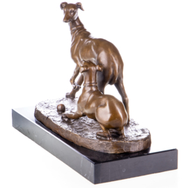 Spelende hazewindhonden brons beeld