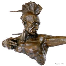 Mohikaan indiaan bronzen beeld met boog