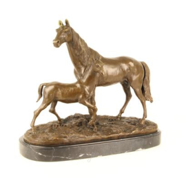 Moederpaard met veulen bronzen beeld