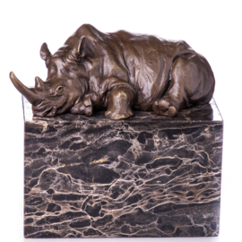 Liggende neushoorn brons beeld