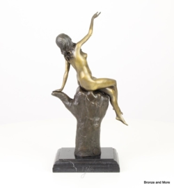 Bronzen vrouw zittend op mannenvuist