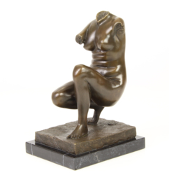 Bronzen beeld knielende Venus
