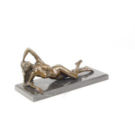 Bronzen erotisch liggende vrouw