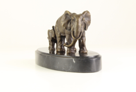 Bronzen olifant met jong beeld