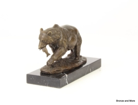 Grizzly beer met zalm bronzen beeld