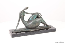 Abstract bronzen beeld rustende vrouw