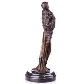 Art-deco vrouw met pels brons beeld