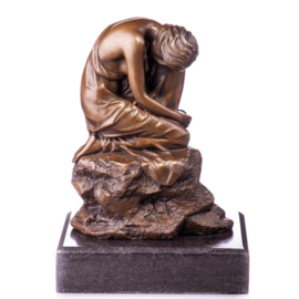 Dromende vrouw op steen brons beeld