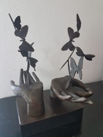 Bronzen hand met zes vlinders beeld