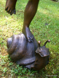 Fontein brons jongen bovenop een slak
