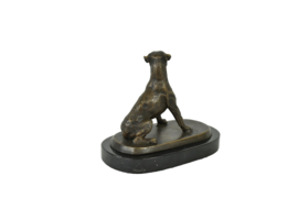 Boxerhond zittend bronzen beeld