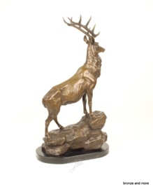 Bronzen hert beeld op een rots 2