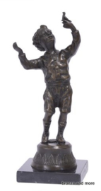 Bronzen beeld jongen met vogeltje