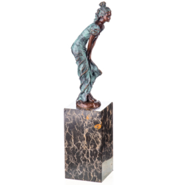 Elegant vrouw bronzen beeldje