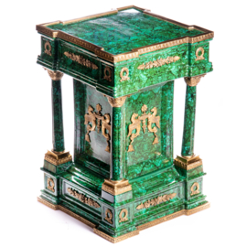 Porselein met bronzen postament zuil