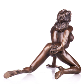 Naakte vrouw op knieën brons beeld