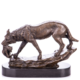 Wolf met welp bronzen beeld