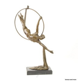 Bronzen ritmische gymnast met hoepel