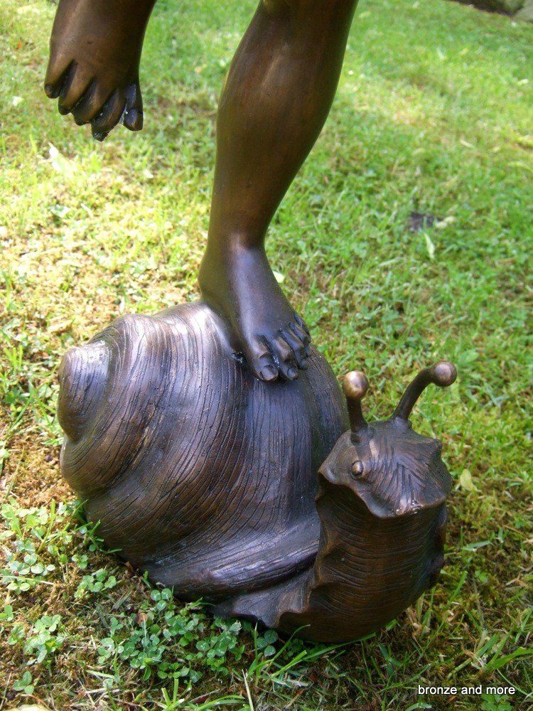 Jongen staand op een slak bronzen fontein